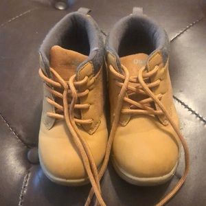 Hiking style tan boats Oshkosh size 8 toddler